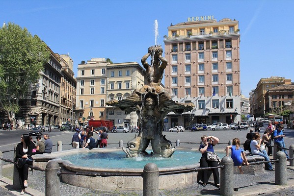 Fontana_tritonů_na_nam_Barberini_Roma_2011_4