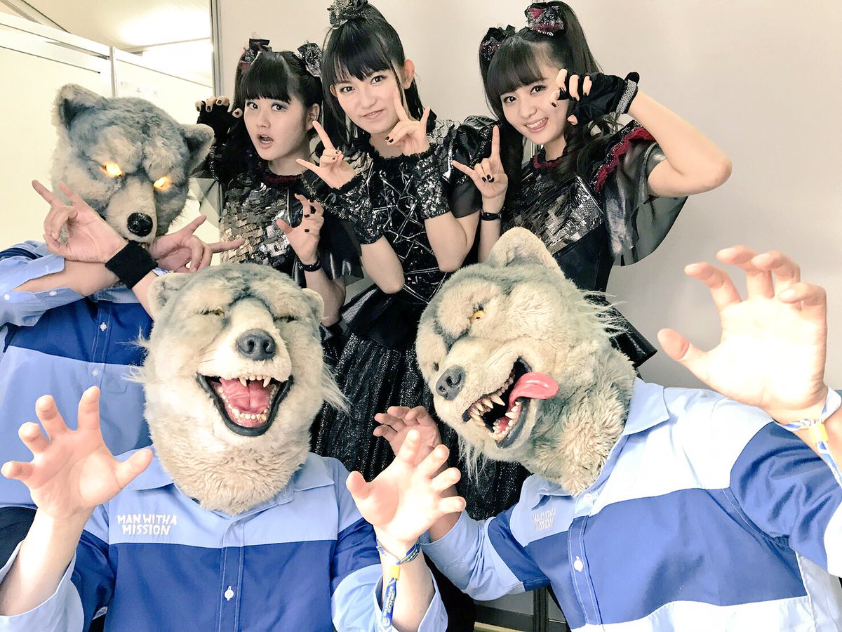 Babymetal ベビメタとマンウィズのキツネポーズ写真 Babymatometal