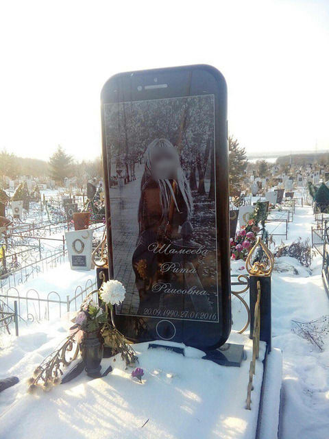 【画像】ロシアの超絶美女の墓石がiPhone形状で話題に　その理由とは？