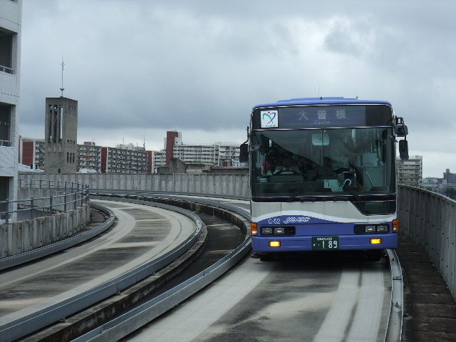 【画像あり】名古屋に行ったら高架の上をバスが走ってた　なんぞこれ