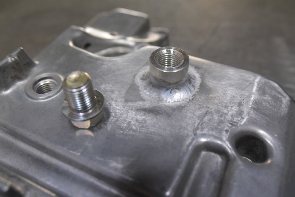 オイルパンにドレンプラグを溶接 気軽に頼める溶接屋の作業日誌