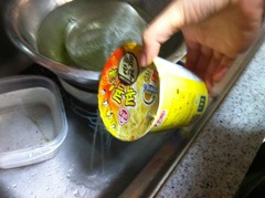 お湯を捨てます。
