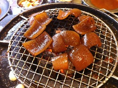 豚の皮を焼きます