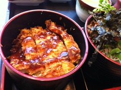 カツ丼というよりトンカツが丼に乗ってるという感じ