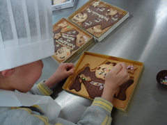 見本を見ながら一生懸命