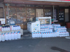 近所のお店には水タンクが沢山・・・