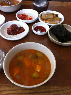 スープは味噌汁(テンジャンクッ)です。