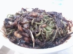 ジャジャン麺の色も緑色
