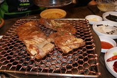 豚カルビを炭火で焼く