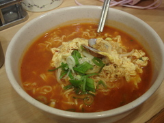 ロッテワールド前、ブンシク屋さんの辛ラーメン