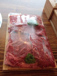 普通のお肉屋さんみたいにお肉を買います。