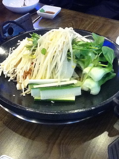 野菜たっぷりのお鍋が来ました。
