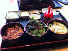 定食を頼んだら3種類の丼が!