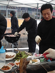 パパたちは外でサムギョプサルを焼きます