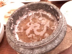釜に麦茶を注ぎます
