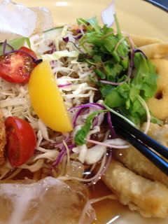 野菜をよけると黄桃がでてきました。