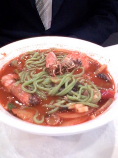チャンポンの麺が緑色です