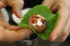 エゴマの葉で包んでいただきます。
