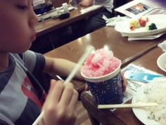息子はかき氷を注文