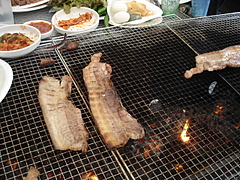 厚切りサムギョプサルの炭焼き