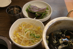 エゴマの葉、冷たい大豆もやしのスープ