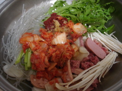 お鍋に材料を入れて煮込みます