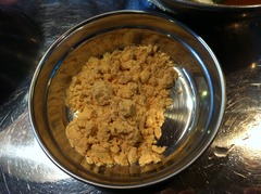 豚の皮は大豆の粉をつけて食べるものらしい
