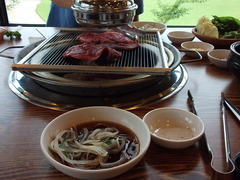 お肉は炭火焼きです。