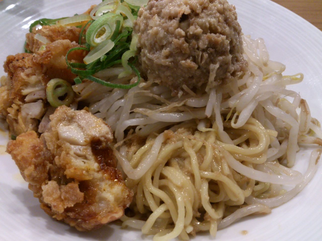 バーミヤン さっくり鶏パイコーの 汁なし花椒坦々麺 東山水上行