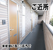 アパートの鍵が何者かに壊された時に隣の部屋の男性が手助けしてくれた。親切な人だなぁと思っていたが、それ以来どうもその人に監視されてるような気が…