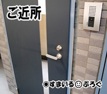 夜中に何度もインターホンが鳴る。モニター見ても誰もいない。翌日、キッチンの窓から視線を感じ外を見たら不審な男が近くの駐車場からうちの家を望遠鏡で覗いてた！