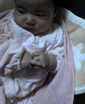 両手を合わせる ほりこ