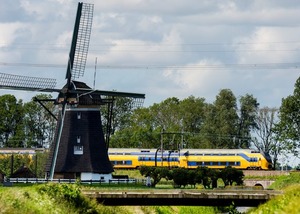 80280_fullimage_ns trein door