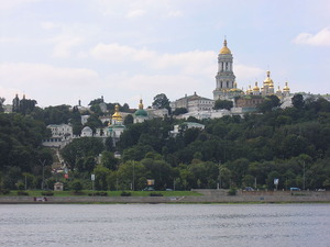 800px-2005-08-15_Pechersk_Lavra_seen_from_river_Dnepr_Kiev_311