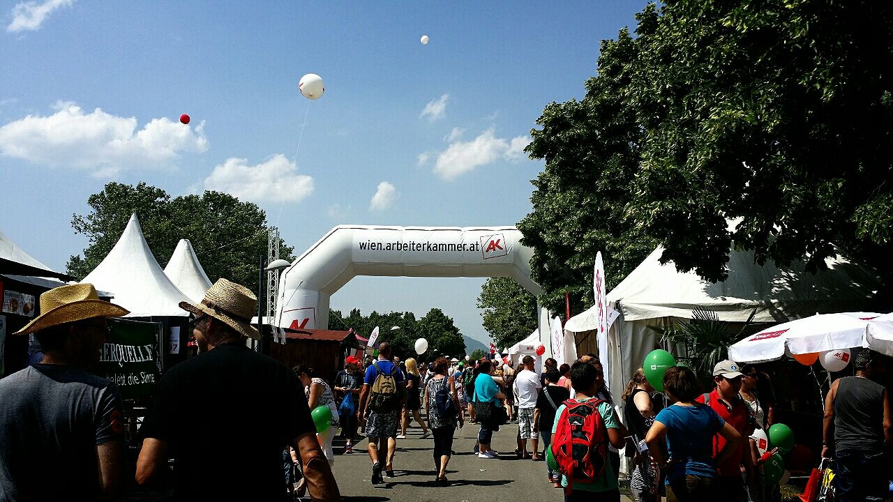 ウィーンのイベント特集 ドナウインゼル フェスティバル Donauinselfest カールス教会前イベント Resselpark ヨーロッパ女子旅ブログ ウィーン元在住