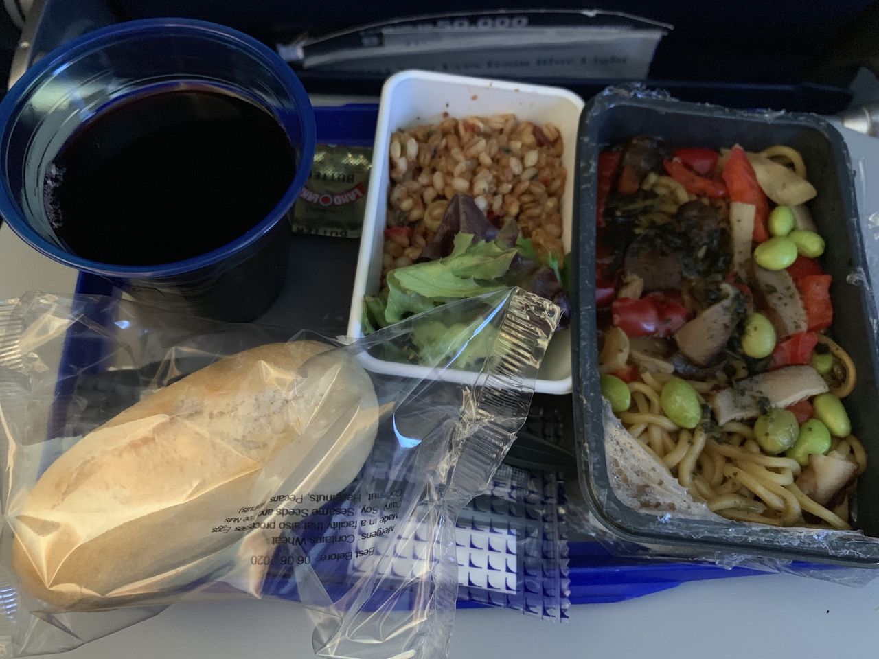 ユナイテッド航空サンフランシスコ発羽田行きエコノミークラス機内食 ワイン飲んだくれ日記