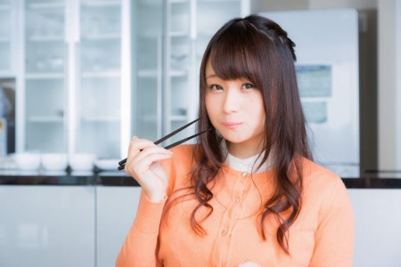 【動画】女さん、あざと過ぎる食べ方で男を魅了