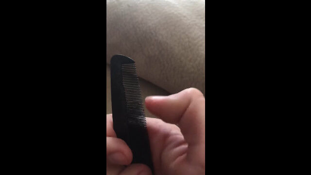 髪を梳かすクシは楽器にもなる。クシで奏でたジングルベル