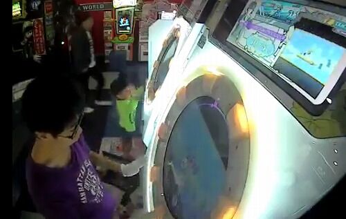 【動画】Ｚ世代さん、今度はゲーセンで大暴れしてしまうｗｗｗｗｗ