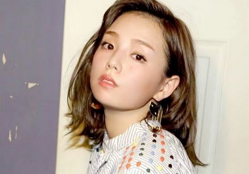 篠崎愛「事務所の会議室で水着になったら大人達が『グラビアでいけるぞ』となった。この時１４歳」