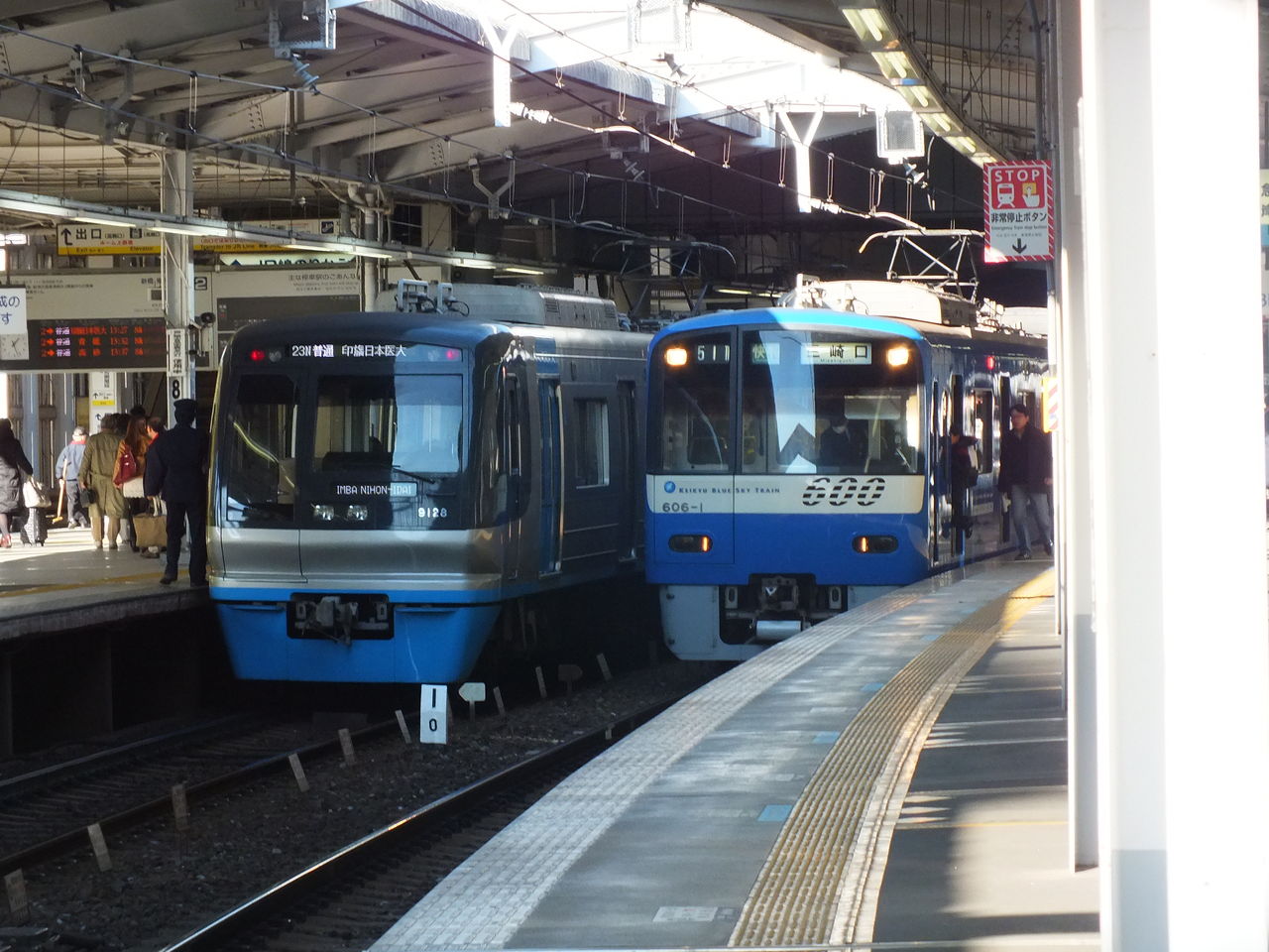 品川駅で並ぶ青い電車 新 京急線撮影紀 品川駅で並ぶ青い電車 新 京急線撮影紀