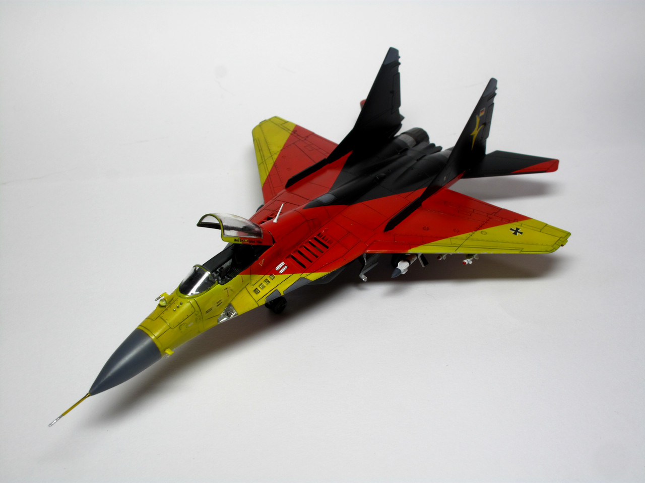 黄色戦闘機　飛行機　イエローバード 黄色戦闘機 飛行機 イエローバード 黄色い飛行機イメージ_