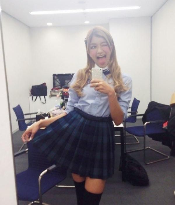 ローラ スクールガール姿で舌出し写真公開に 神すぎる 画像 美 辞 麗 句 第三章
