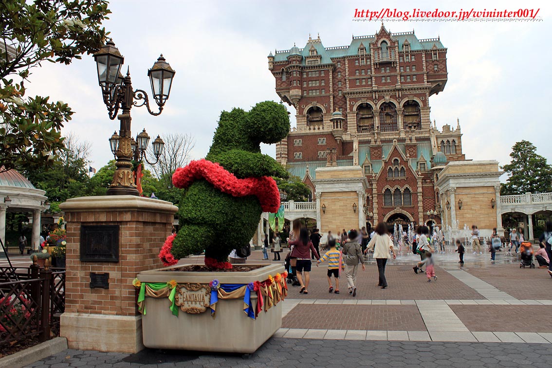 眩しい夕日に映える、ウォーターフロントパークの噴水。 : TDRな