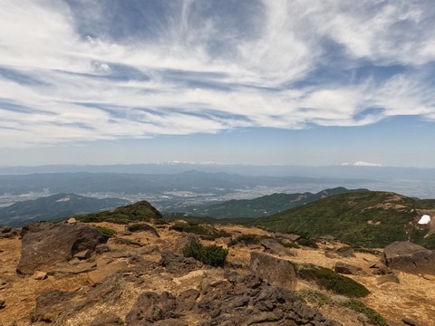 GOPR1519山頂から見る月山、朝日岳方面