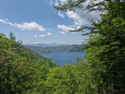 GOPR1464登山道から見る本栖湖