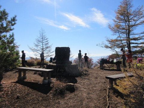 IMG_7577木無山への散歩道途中の休憩所