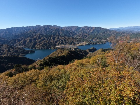 GOPR0148高畑山の紅葉と宮ケ瀬湖