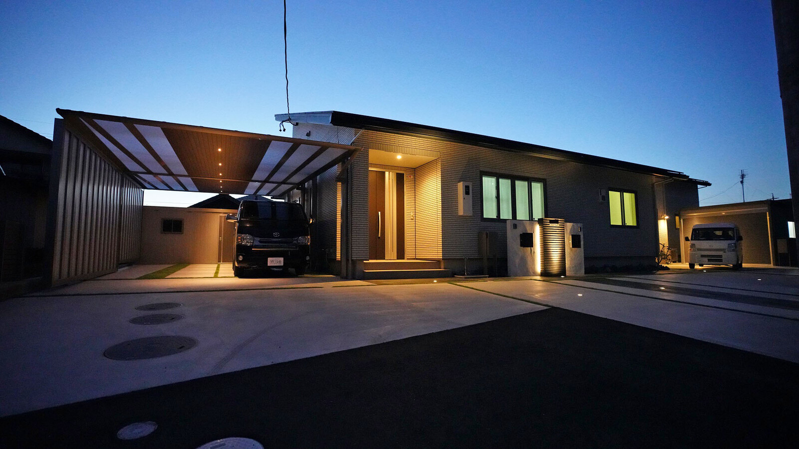 日進市 平屋の豪華なオープン外構の夜景とドローン画像です 愛知県の外構ショップ Wise Gallery ワイズギャラリー エクステリア日記