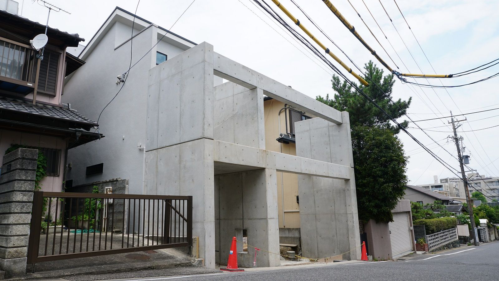 名古屋市名東区 高さ6ｍのrc造の壁が出来上がりました 愛知県の外構ショップ Wise Gallery ワイズギャラリー エクステリア日記